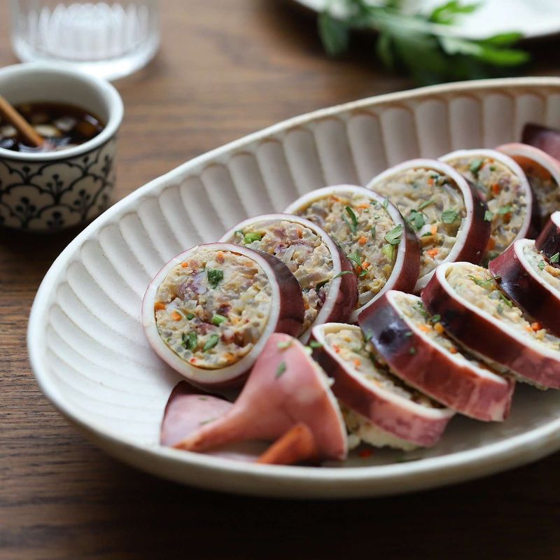 오징어순대가 한 김 식으면 먹기 좋게 썰고, 초간장(또는 초고추장)을 곁들여 주세요.