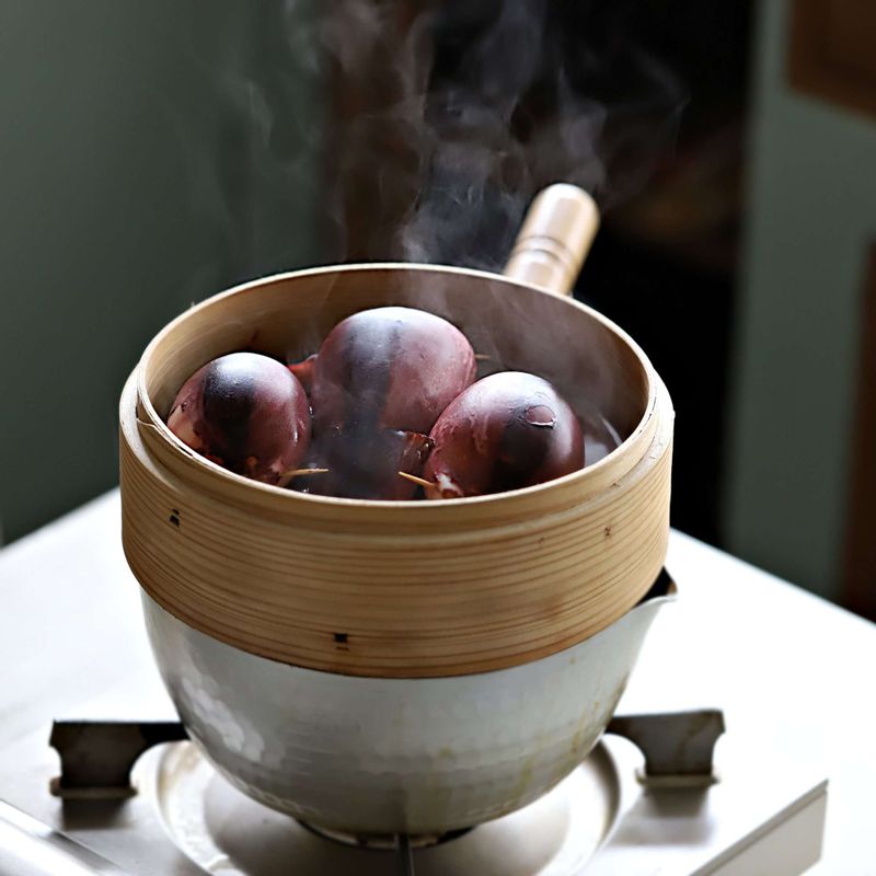 김이 오른 찜통에 속을 채운 오징어를 넣어 15분 정도 쪄서 익혀주세요