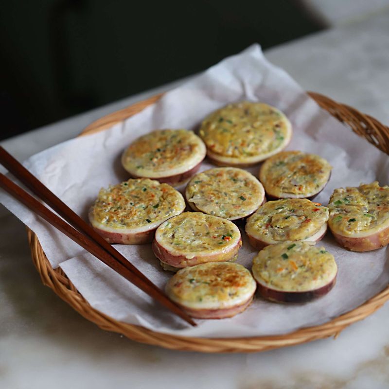 기호에 따라 남은 오징어순대에 밀가루를 묻히고 달걀물을 입혀 노릇하게 지져 드셔도 맛있어요.