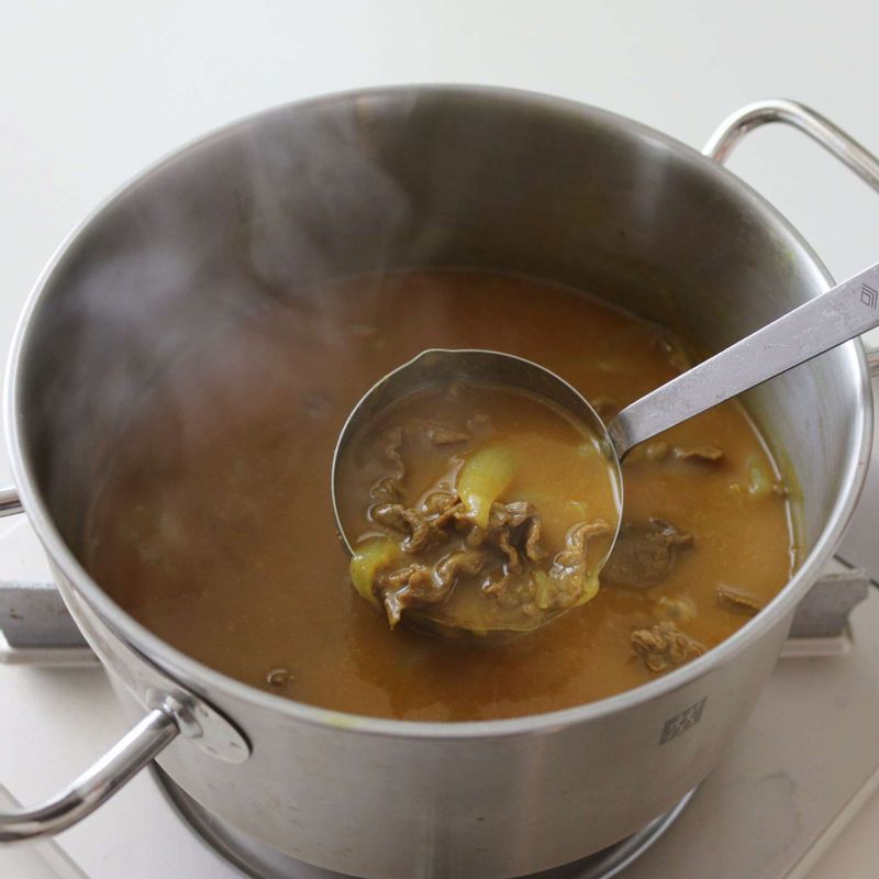 볶은 쇠고기에 다시마물 5컵을 넣고 국물이 끓어오르면 불을 줄여 카레가루를 두세번에 나눠 넣으며 잘 풀어주고, 10분 정도 더 끓인 후 약간의 소금과 후추로 간을 해주세요.
냄비에 물이 끓으면 우동면을 넣고 2~3분 삶아 건져낸 후 찬물에 헹궈 물기를 제거해 주세요.