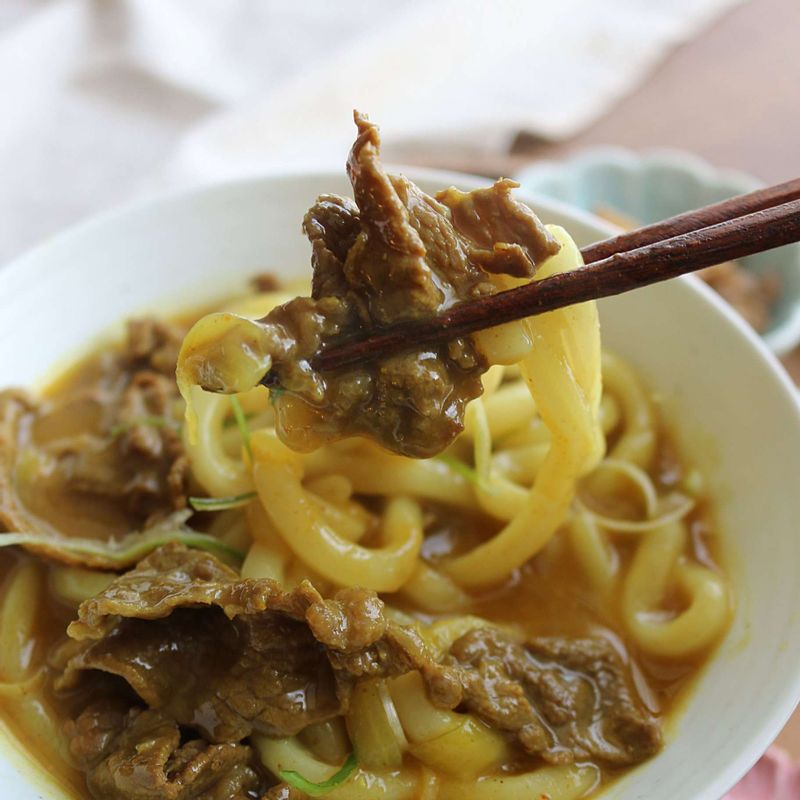 그릇에 우동면을 담고 카레국물을 넣은 후 채를 썬 파를 올려주세요.