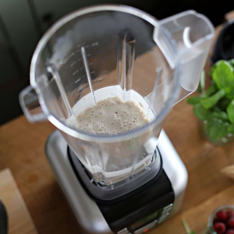 바나나와 플레인요거트를 블렌더에 넣고 곱게 갈아 준비해주세요.