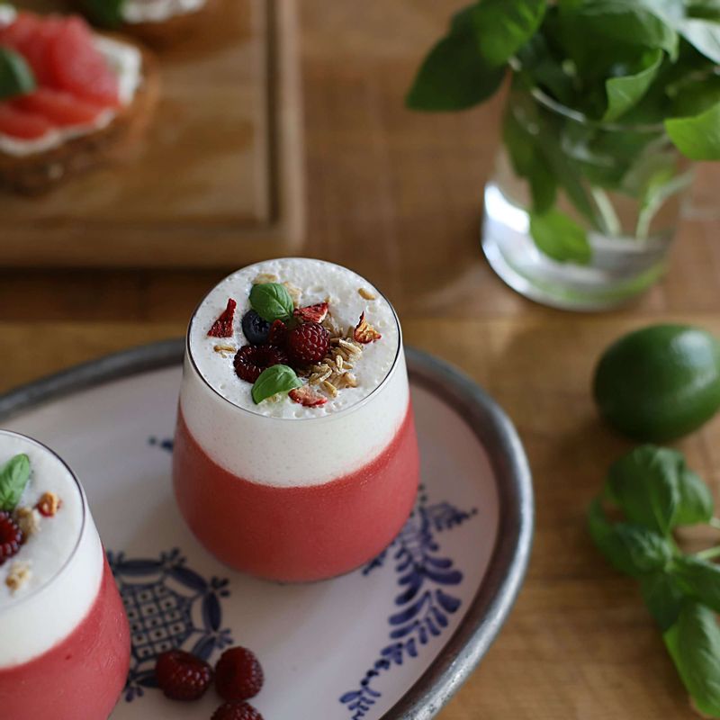 2를 산딸기스무디 위에 층이 생기게 따른 후 약간의 산딸기와 오트밀, 블루베리, 민트를 올려 장식해주세요.