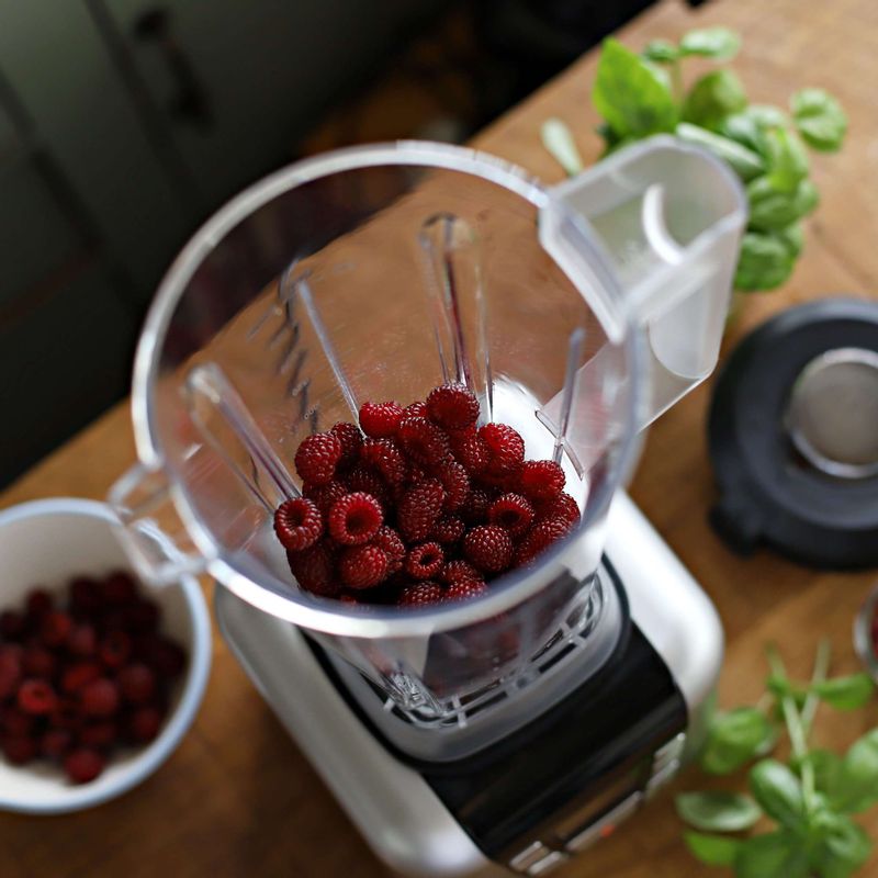 산딸기와 시럽, 얼음을 블렌더에 넣고 곱게 갈아 산딸기 스무디쥬스를 만들어 컵에 담아주세요.