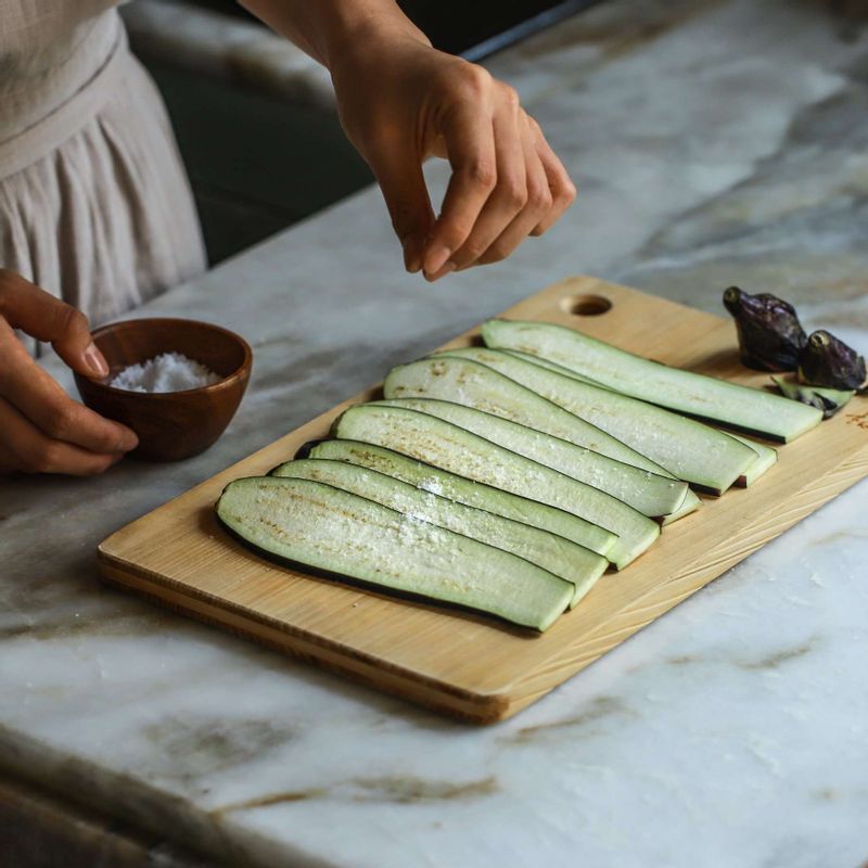 가지를 1cm정도 두께로 슬라이스한 후 소금을 앞뒤로 뿌려주세요. 모차렐라치즈도 가지 길이에 맞춰 얇게 썰어주세요.