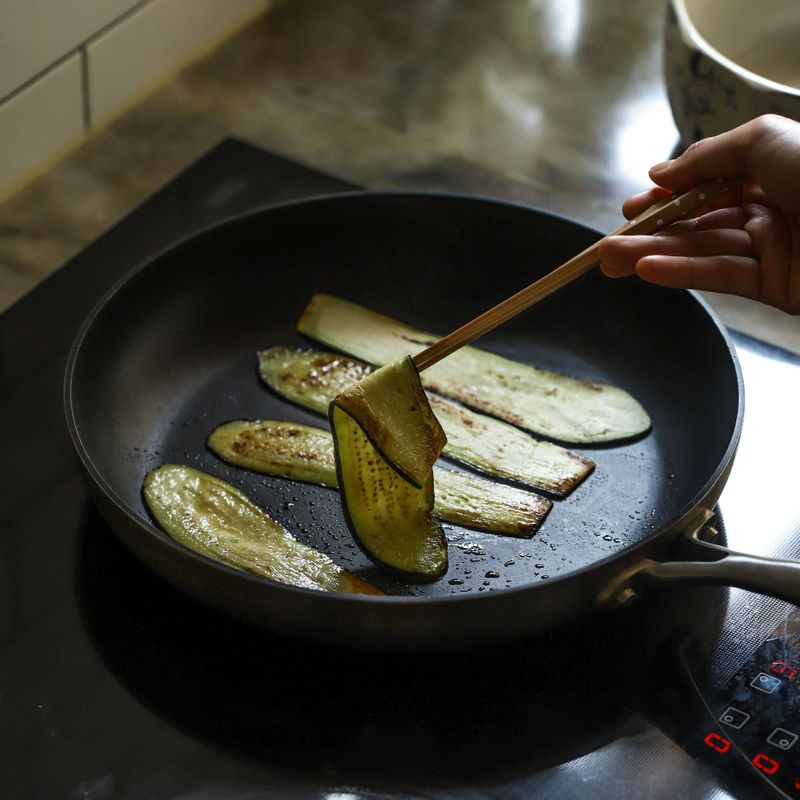달군팬에 올리브오일을 두르고 가지를 앞뒤로 노릇하게 구워주세요.
