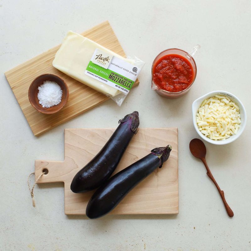 가지그라탕을 위한 재료 이미지로 가지,시판 토마토소스,모차렐라치즈,모차렐라 피자치즈,소금 등으로 구성 되어있습니다.