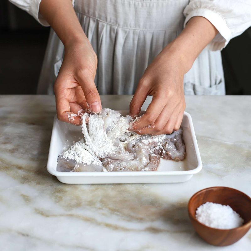 낙지는 소금과 밀가루를 묻혀 깨끗하게 닦은 후 먹기 좋은 크기로 잘라주세요.(낙지 빨판의 불순물을 제거하기 위해 밀가루를 사용한답니다) 곱창도 밀가루로 여러 번 씻고, 먹기 좋은 크기로 잘라주세요.(손질 된 소곱창은 그냥 넣어 주시면 돼요)