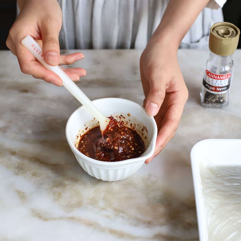 당면은 약 30분간 불려두고, 볼에 낙곱새 양념장 재료를 모두 섞어 양념장을 만들어주세요.