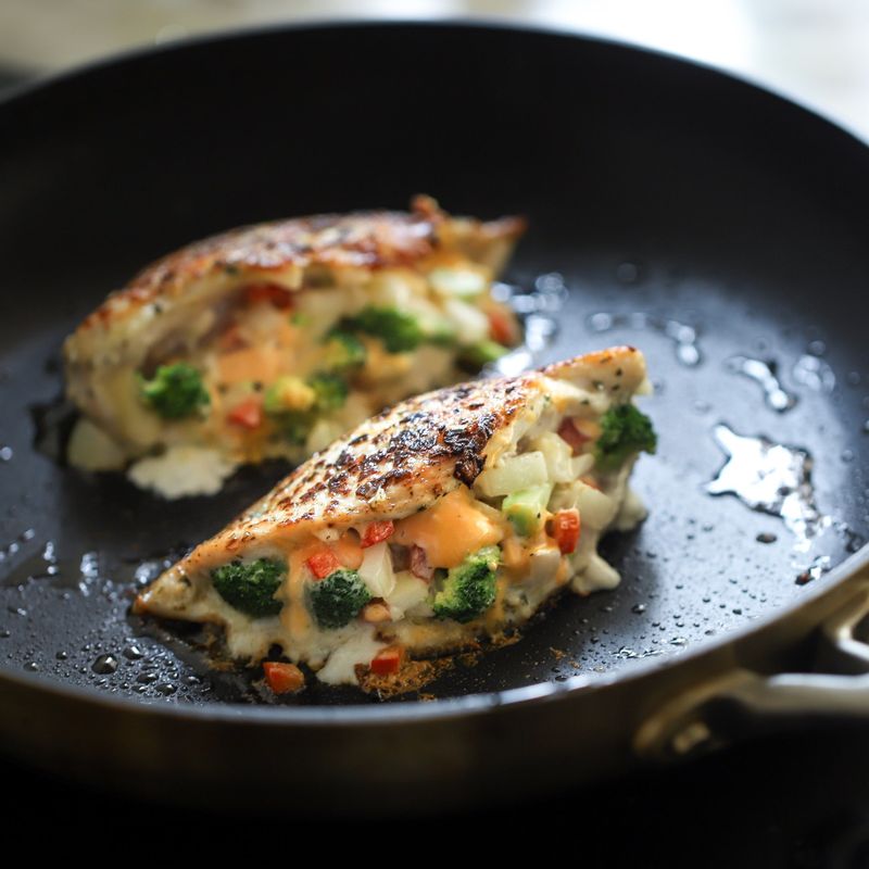 달군 팬에 올리브오일을 두르고 닭가슴살 표면을 노릇하게 구운 후, 약불로 줄여 뚜껑을 닫아 10-12분정도 은근히 구워 속까지 익혀주세요.