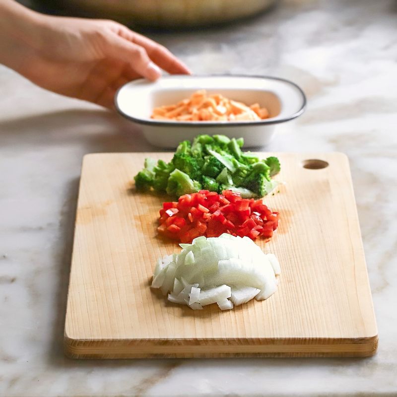 끓는 물에 30초~40초 정도 데친 브로콜리와 빨강 파프리카, 양파는 적당한 크기로 다지고 체다치즈는 잘게 썰어주세요.