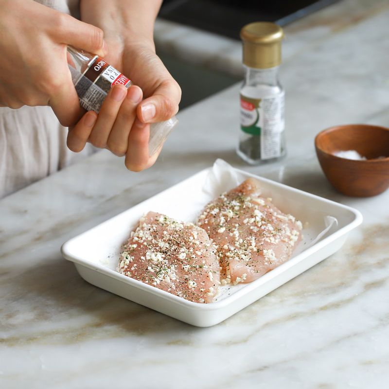 닭가슴살 양쪽면에 밑간 재료를 골고루 묻혀 10분간 재워주세요. 재워둔 닭가슴살은 가운데 부분만 포를 뜨듯이 잘라주세요.(속을 채워야 하므로 끝까지 자르지 않게 주의해주세요)