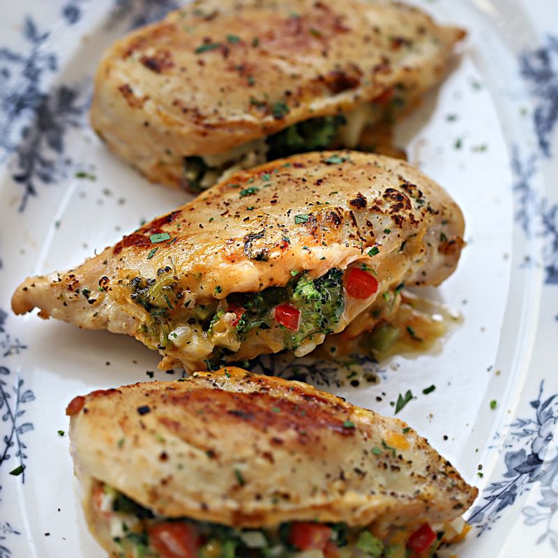 구운 닭가슴살을 먹기 좋게 잘라 접시에 담아 즐겨주세요.