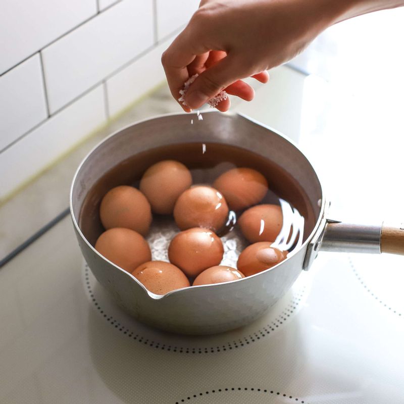 냄비에 달걀이 잠길 정도의 물을 부어준 후 소금과 식초, 달걀을 넣어 약 8~9분 삶아 반숙상태로 삶아주세요. 
(실온 상태의 달걀을 사용해주셔야 터지지 않게 삶을 수 있어요)
