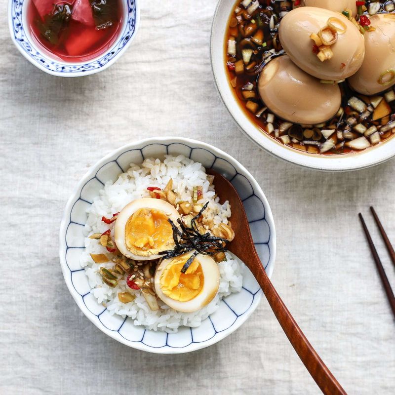 취향에 따라 참기름과 김가루를 얹어 드시면 더 맛있게 드실 수 있어요.