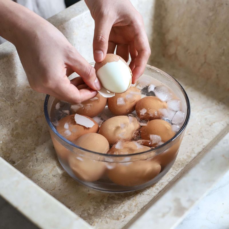삶아진 달걀은 찬물에 담궈서 껍질을 벗겨 밀폐용기에 넣어주세요.