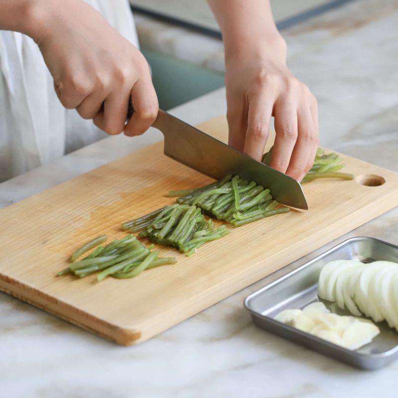 삶아진 고구마줄기를 적당한 길이로 자르고 양파는 채썰고, 마늘은 편을 썰어주세요.