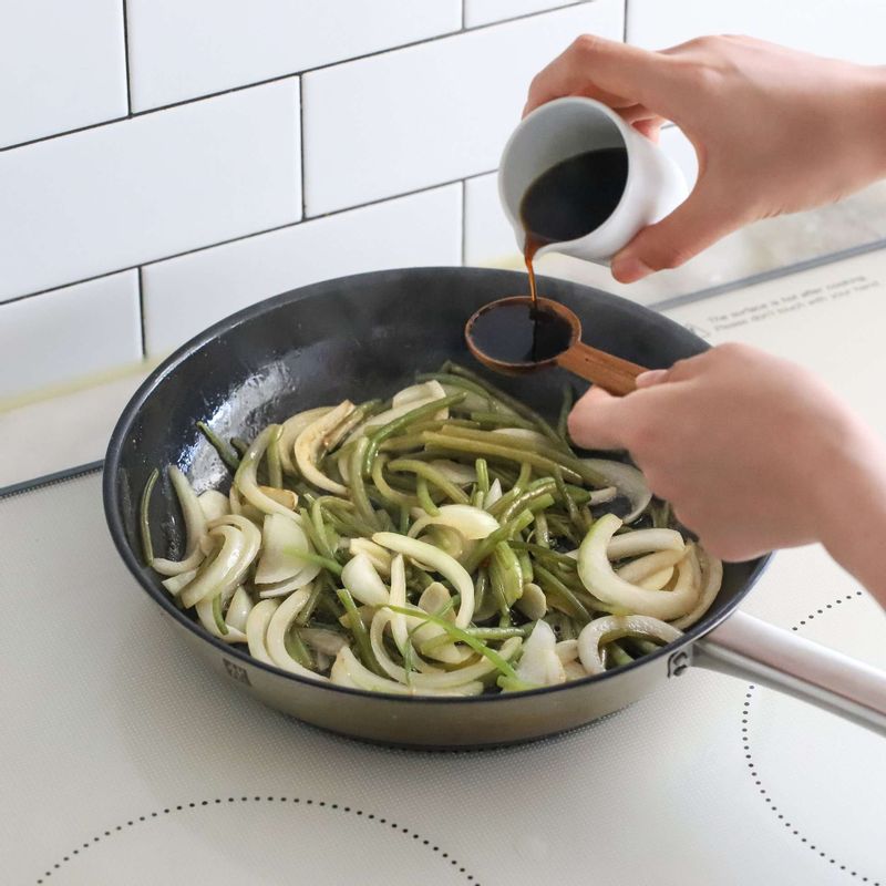 들깨가루, 국간장, 물을 넣은 후 살짝 더 볶아 완성해주세요.