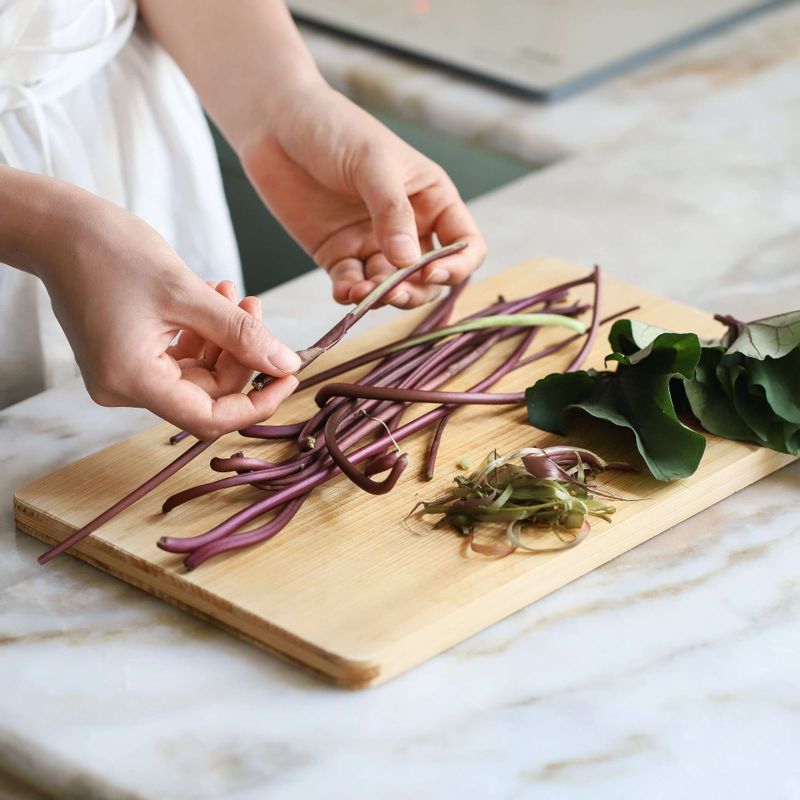 깨끗이 씻은 고구마줄기는 껍질을 벗긴 후 끓는 물에 소금을 넣고 약 7~10분 삶은 후 체에 밭쳐 찬물에 헹궈주세요.
(끓는 물에 살짝 데치면 껍질을 더 쉽게 벗길 수 있어요)