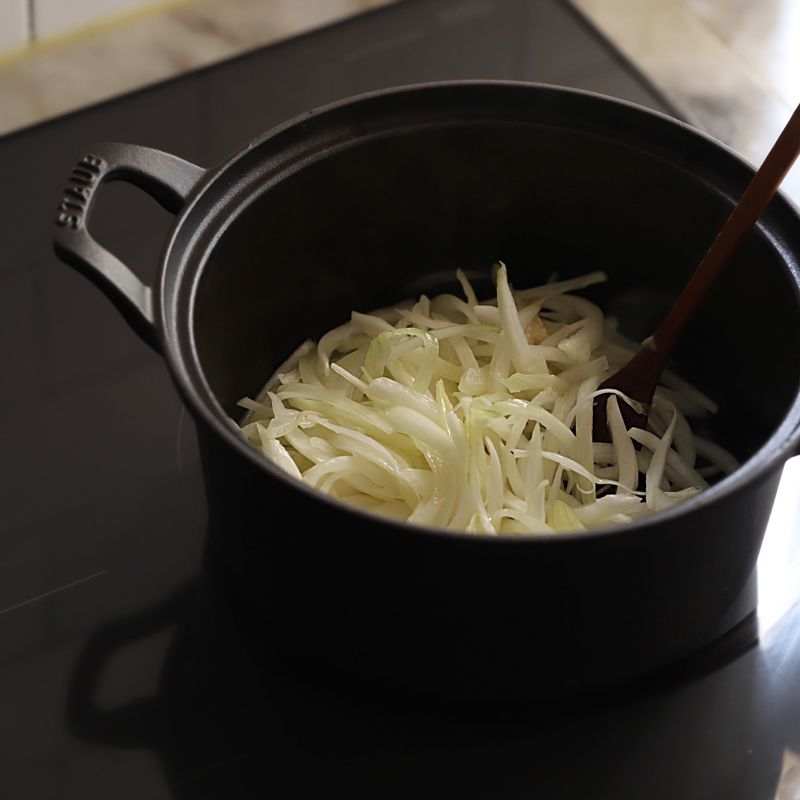 달군 냄비에 버터를 두르고, 채썬 양파를 넣어 양파가 갈색이 되도록 약불에서 약 15-20분 볶아준 후 당근을 넣어 볶아주세요.