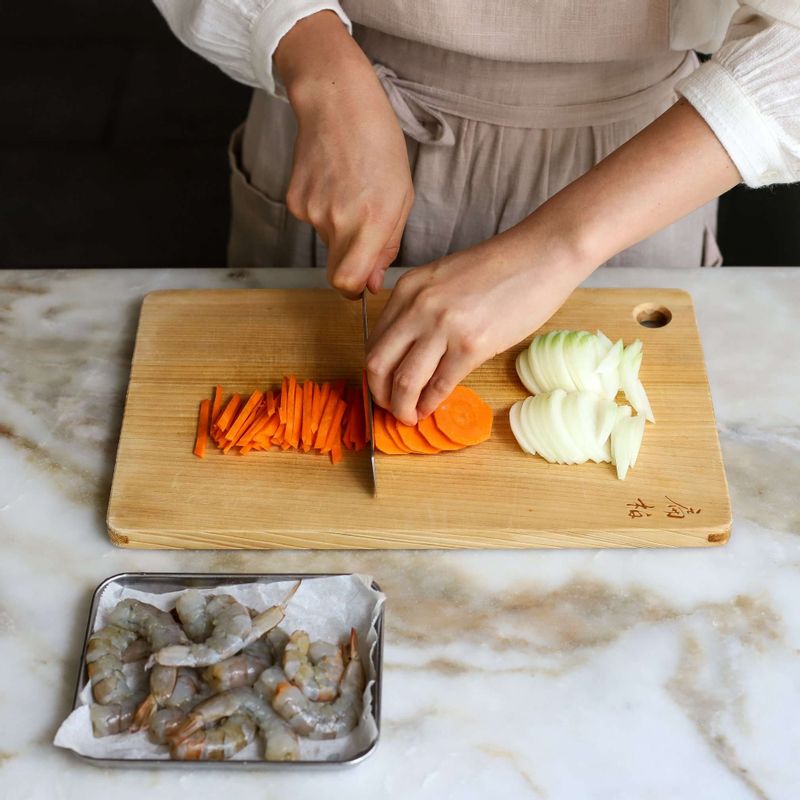 양파와 당근은 채썰고, 연근과 마늘은 얇게 슬라이스해주세요. 새우는 손질 후 흐르는 물에 깨끗하게 씻어 체에 밭쳐 물기를 빼고 밑간을 해주세요.