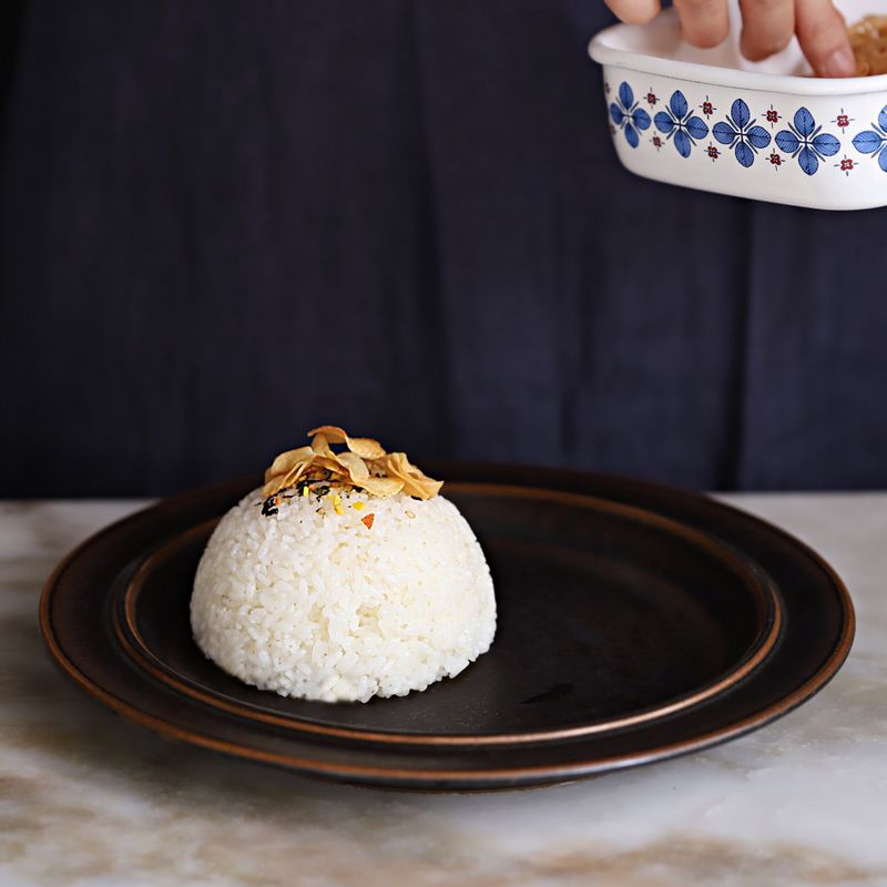 * 스타일링 팁!
밥공기에 밥을 담은 후 접시에 엎어 동그랗게 만들어주세요. 후리가케(생략가능)와 튀긴 마늘칩을 올려주세요. 카레를 적당량 부어준 후 연근칩-새우-연근칩-새우 순으로 카레 위에 보기 좋게 올려주세요. 파슬리와 잘게 부순 마늘후레이크를 뿌려내어 완성해주세요.