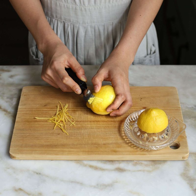 레몬 반개는 즙을 짜고, 나머지 반은 제스트를 낸 후 드레싱 재료와 모두 섞어주세요.