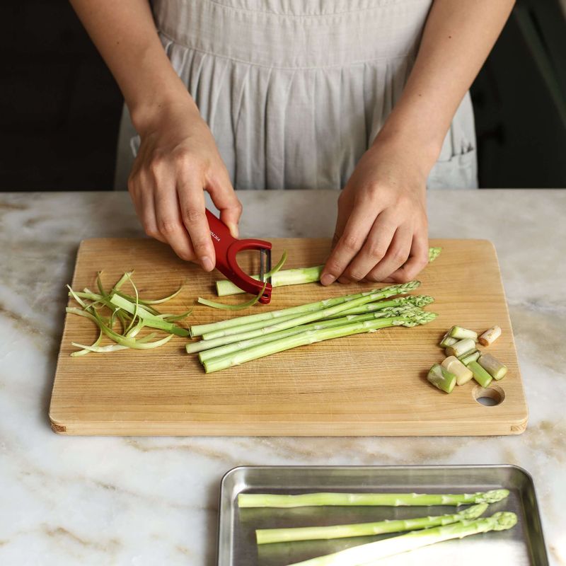 깨끗이 씻은 아스파라거스는 끝부분을 살짝 잘라내고, 필러로 아랫부분을 벗겨내주세요.
(섬유질이 질겨서 껍질을 벗겨내야 부드럽게 드실 수 있답니다)