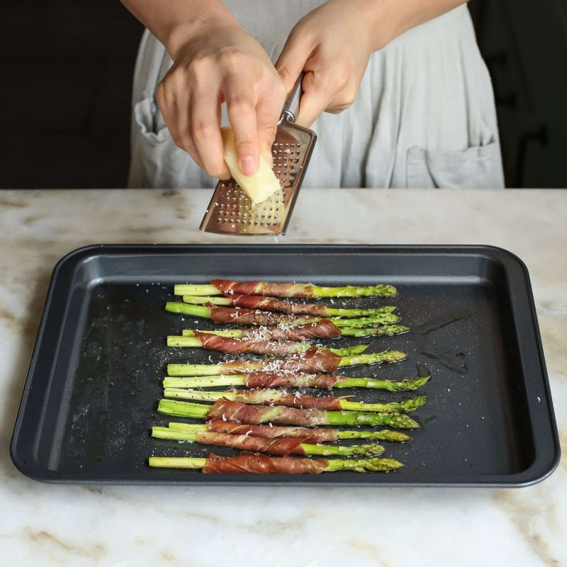구워낸 아스파라거스에 레몬제스트와,파마산치즈가루, 파슬리가루를 뿌려주세요.