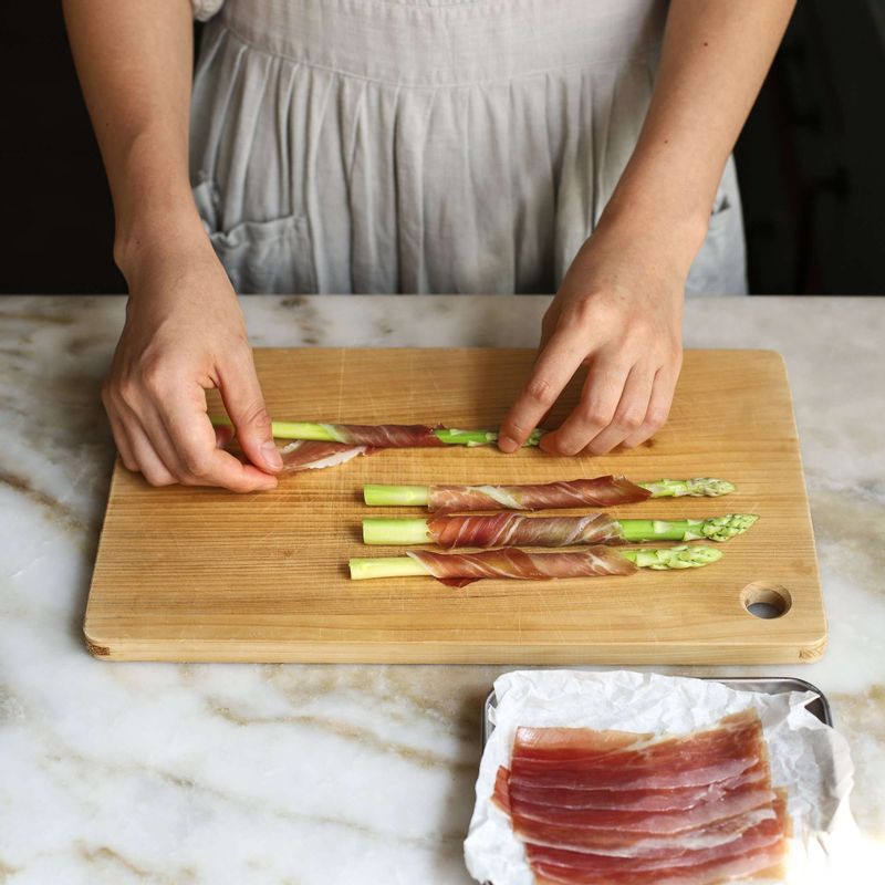 아스파라거스를 프로슈토로 돌돌 말아준 후, 후춧가루와 올리브오일을 살짝 뿌려 200도로 예열된 오븐에 넣고 약 10~15분 구워주세요.
(프라이팬으로 만드실 경우 중불에서 굴려가며 노릇하게 익혀주세요)