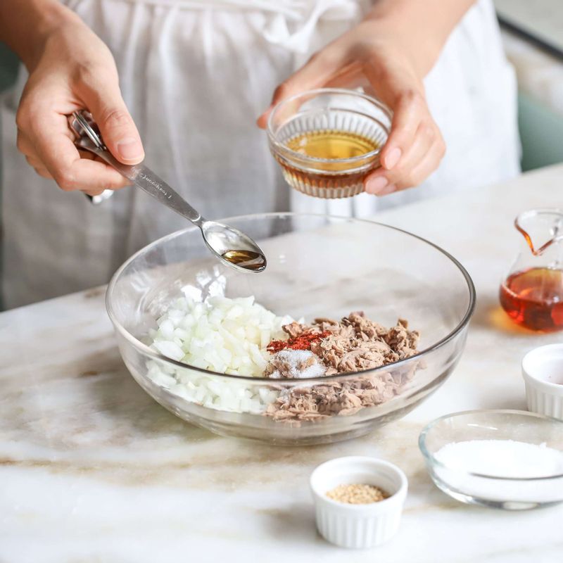 볼에 참치와 양파, 양념 재료를 넣은 후 잘 섞어주세요.