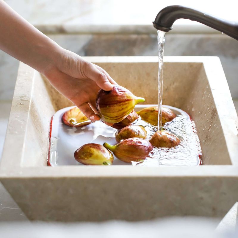 깨끗이 씻은 무화과는 꼭지부분을 잘라내고 적당한 크기로 잘라주세요.