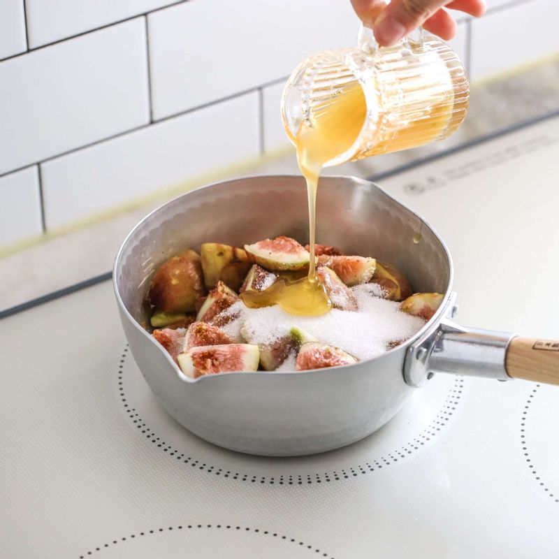 냄비에 무화과와 설탕, 꿀을 넣어 설탕이 녹을 때까지 골고루 섞은 후 중약불에서 끓이면서 25~30분간 저어주세요.
(꿀이 없을 때에는 무화과와 설탕의 양을 1:1로 넣고, 너무 단 것이 싫을 경우에는 기존 설탕의 양을 가감해 넣어주세요)