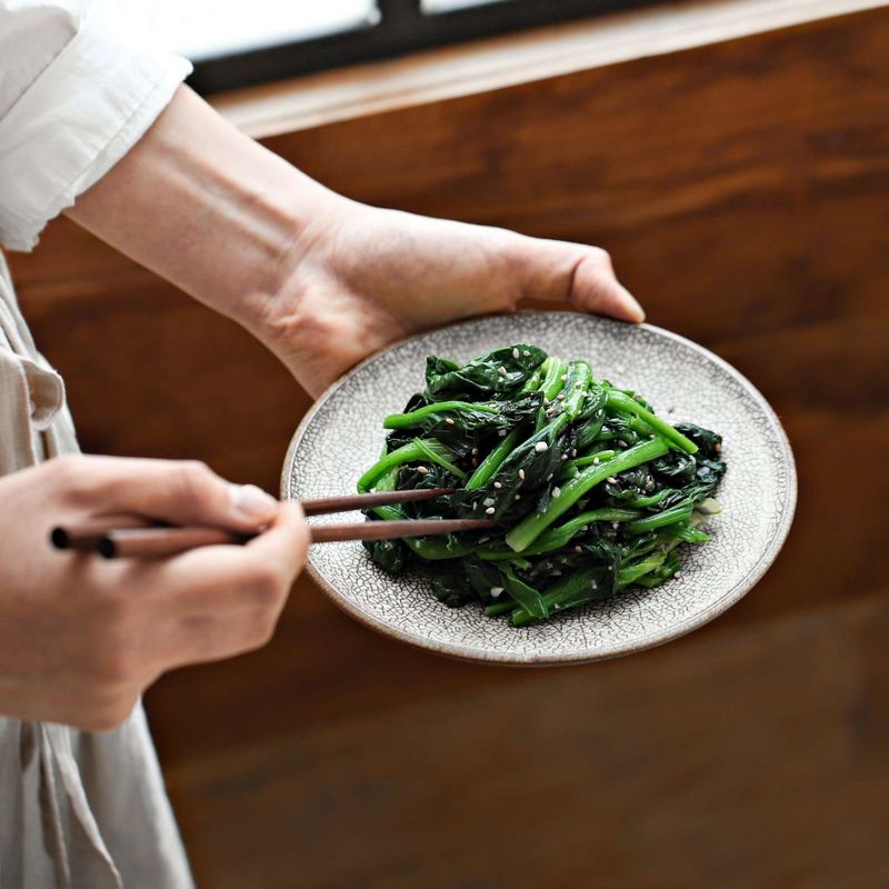 시금치나물을 그릇에 담고 통깨를 뿌려 마무리해주세요.