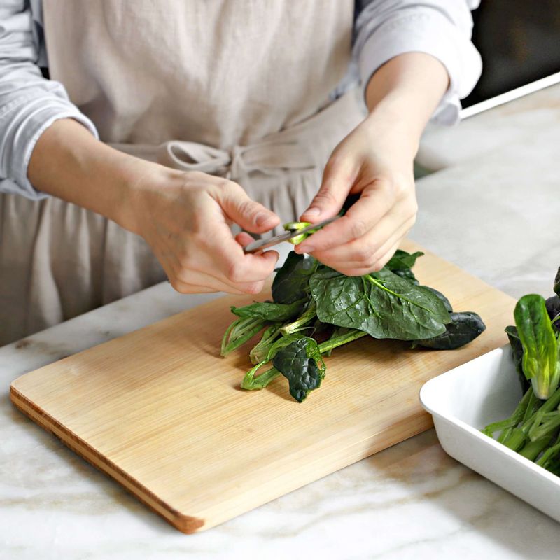 시금치는 뿌리 끝을 잘라내고, 아랫부분에 4등분으로 칼집을 넣고 깨끗이 씻어주세요.