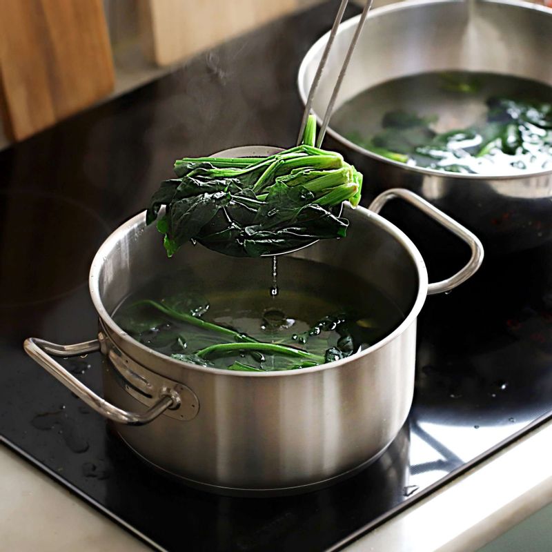 끓는 물에 소금을 약간 넣고, 시금치 뿌리부분을 먼저 넣어가며 데쳐 선명한 녹색이 되면 바로 건져 찬물에 헹구어 물기를 짜주세요.