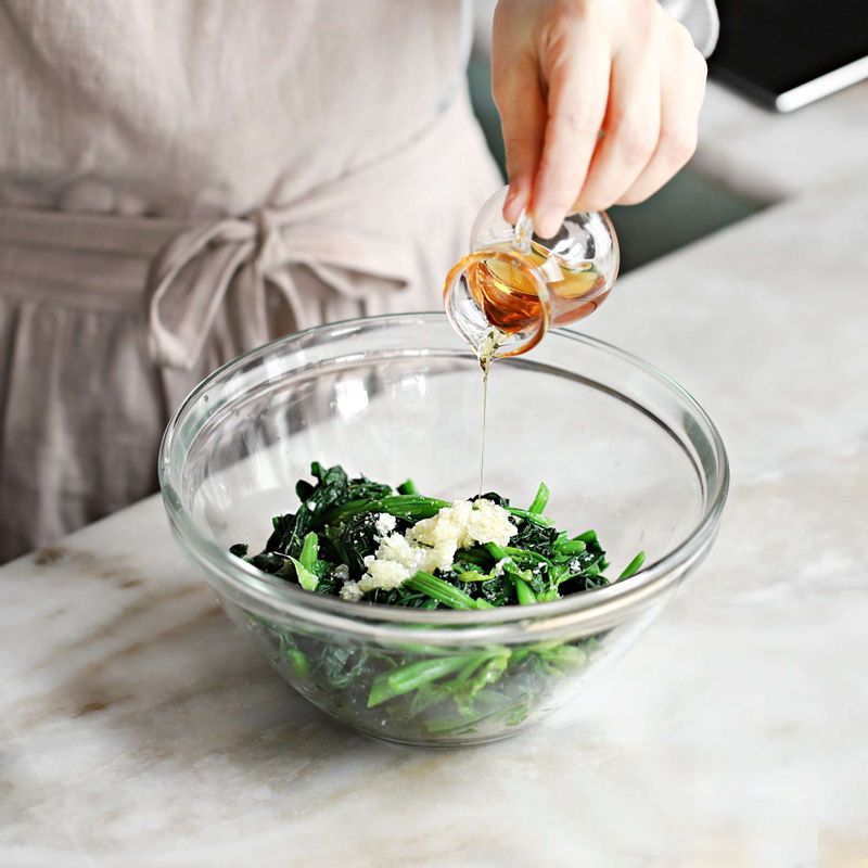 먹기 좋은 길이로 시금치를 자르고 볼에 넣어 양념 재료와 골고루 무쳐주세요.
(기호에 따라 소금을 가감해서 간을 맞춰주세요)