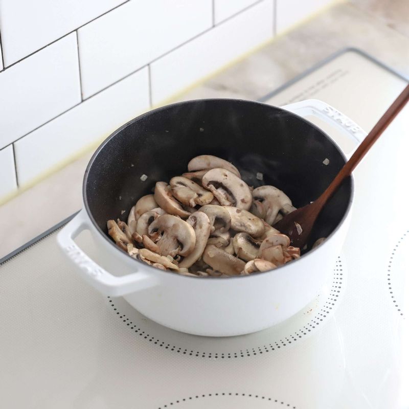 달군 팬에 버터를 녹인 후 마늘과 양파를 넣어 볶다가 양파가 투명해지면 버섯과 약간의 소금을 넣어 10~15분정도 볶아주세요. 토핑으로 사용 할 예쁜 모양의 버섯은 따로 골라내어 주세요.
