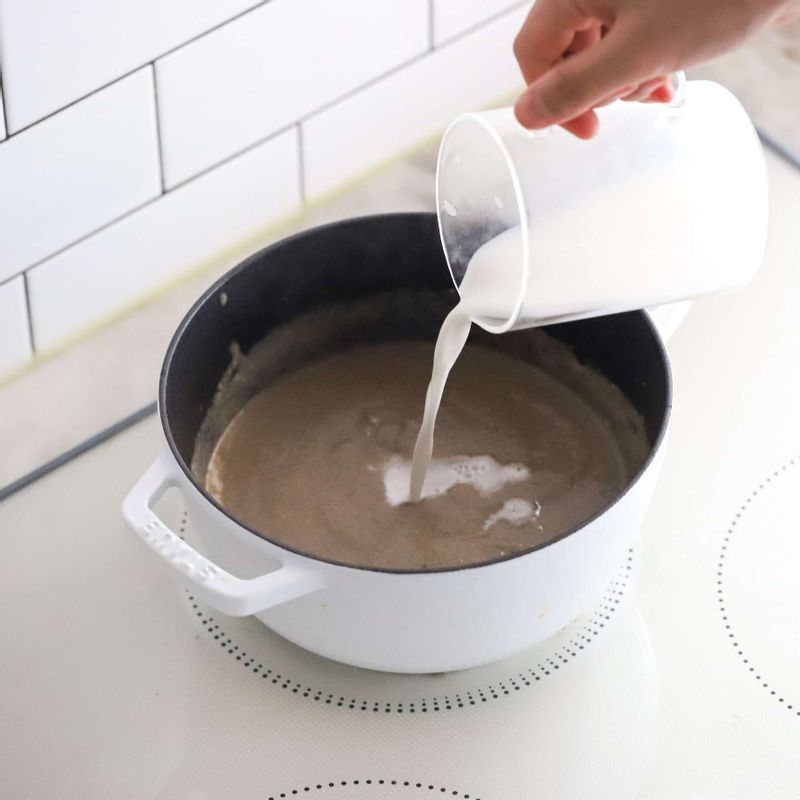 소금, 후춧가루를 넣어 간을 맞춘 후 약불에서 우유와 생크림을 넣어 잘 섞어주세요.