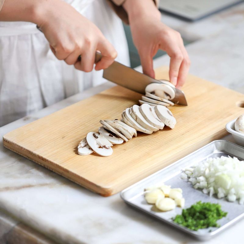 양송이버섯은 얇게 슬라이스하고, 마늘은 으깨고, 양파와 파슬리는 잘게 다져주세요.