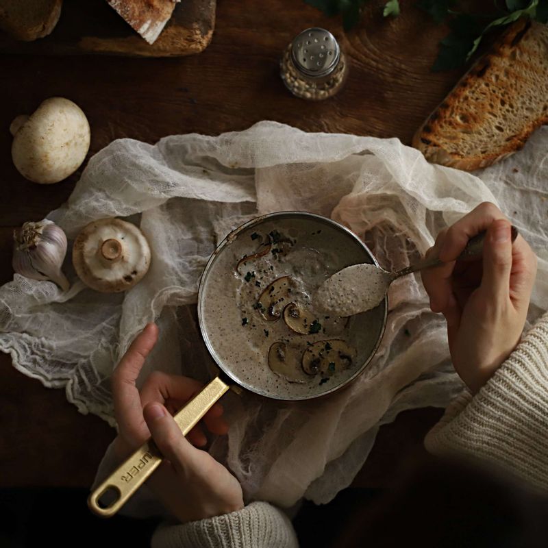 토핑용으로 골라 둔 버섯을 올리고, 파슬리 가루를 뿌린 후 구운 빵과 곁들여 드세요.