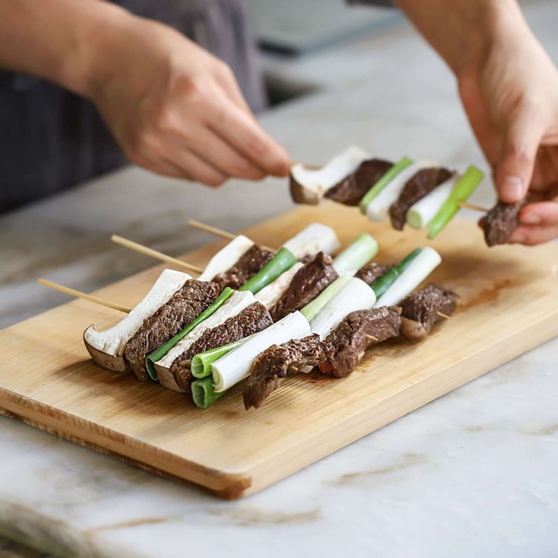 나무꼬치에 새송이-쇠고기-파-새송이-쇠고기-파-쇠고기 순으로 꽂아주세요.