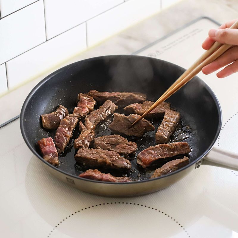 달군 팬에 기름을 두른 후, 밑간한 쇠고기를 볶아주세요.
(고기를 미리 익히지 않고 꼬치에 끼워 굽게되면 다른 재료들이 타버릴 수 있어서, 고기를 먼저 볶아주는 게 좋아요)