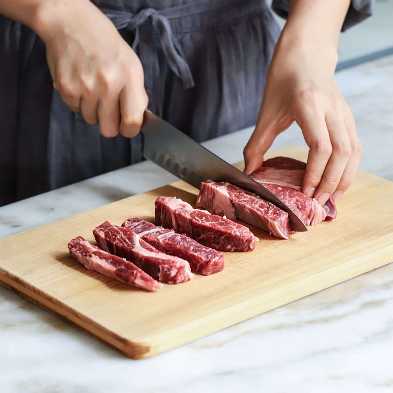 쇠고기는 키친타월로 핏물을 제거한 후 두께 2cm, 길이 7cm로 잘라주세요.
(고기는 구우면서 크기가 줄어들기 때문에 다른 재료들보다 좀 더 길게 잘라주세요)
