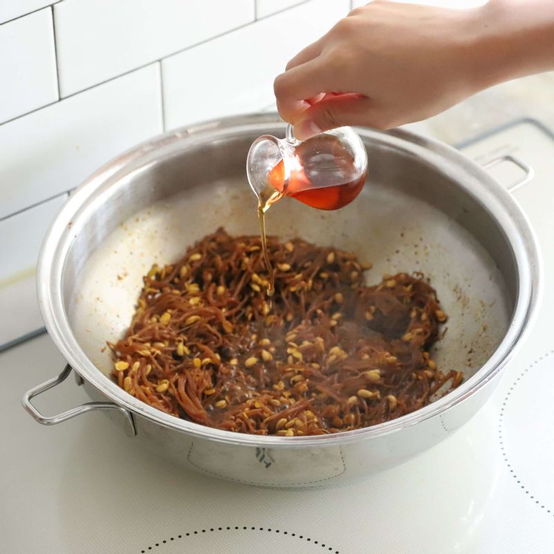 참기름을 두르고 살짝 더 볶아주세요.