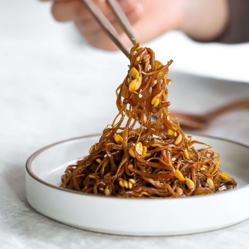 콩나물을 접시에 담고 통깨를 뿌려 마무리해주세요.