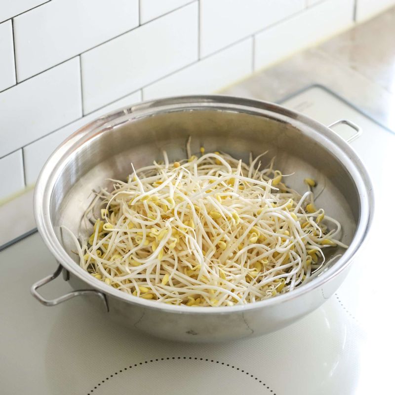 팬에 식용유를 두른 후 다듬은 콩나물과 간장, 고추장을 넣어 뚜껑을 닫고 3분 30초 정도 익혀주세요.
(tip.뚜껑을 닫아야 콩나물 비린내가 나지 않아요.)