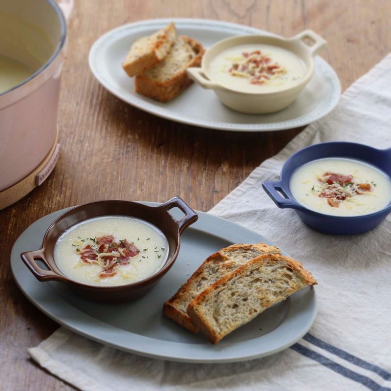 스프볼에 감자스프를 담고, 기호에 따라 구운 베이컨 또는 치즈가루, 파슬리가루, 구운 빵을 곁들여주세요.