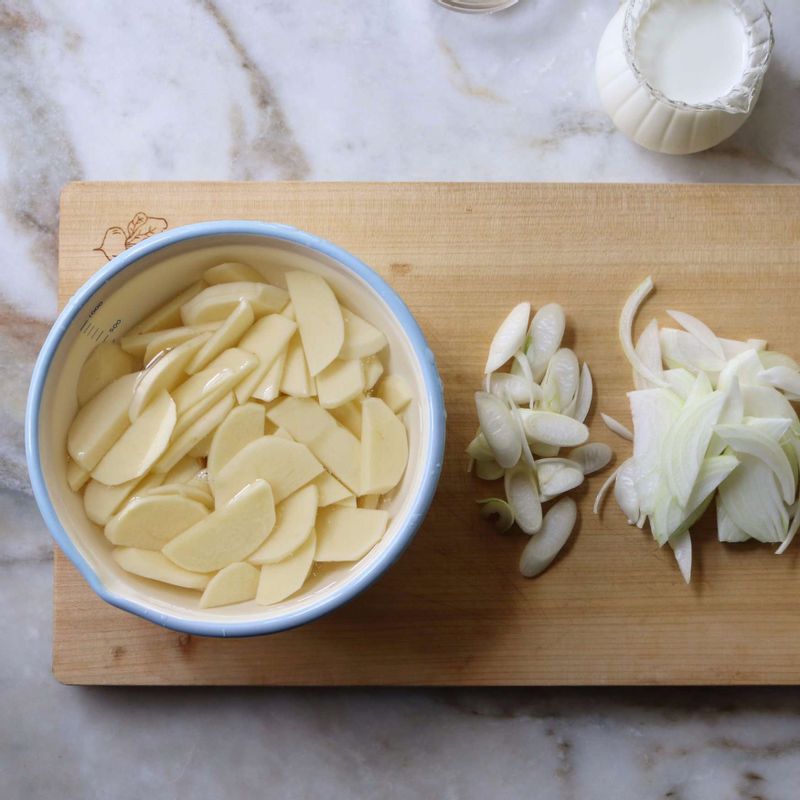 감자는 껍질을 벗겨 적당한 크기로 자르고, 찬물에 5분 정도 담가 둔 후 물기를 빼 주세요. 대파는 어슷하게 썰고 양파는 채를 썰어주세요.