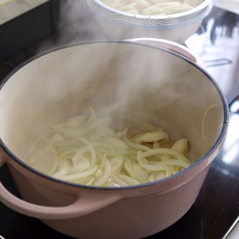 냄비에 버터와 양파, 대파를 넣고 2분 정도 볶다가 감자를 넣고 약간의 소금, 후추를 뿌려 볶아주세요.